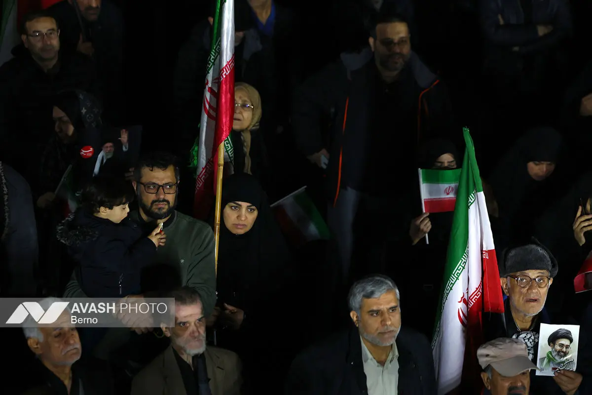 تجمع شبانه مردم در حمایت از مدافعان وطن