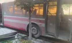 تصادف یک اتوبوس‌ بی‌.آر.تی تهران با 7 خودرو و موتور در خیابان ولی‌عصر
