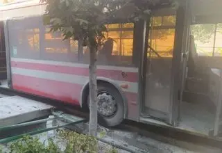 تصادف یک اتوبوس‌ بی‌.آر.تی تهران با 7 خودرو و موتور در خیابان ولی‌عصر