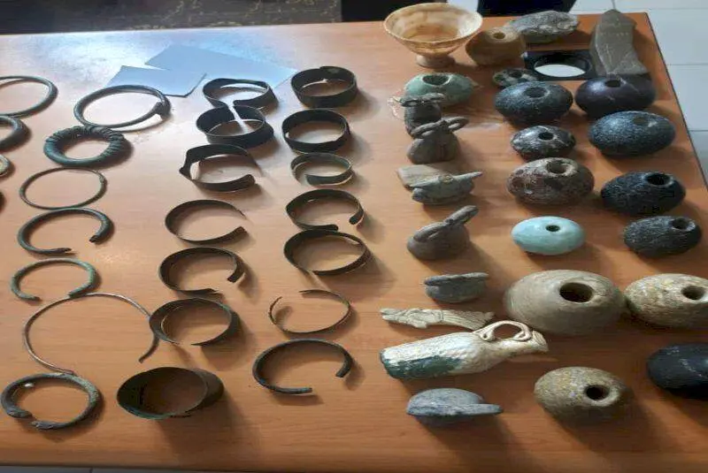 کشف ۲۰ قطعه شی باستانی در لرستان