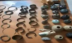 کشف ۲۰ قطعه شی باستانی در لرستان
