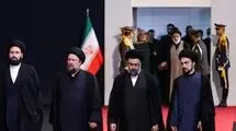 حضور خانواده امام خمینی (ره) در مصلای تهران برای وداع با رهبر شهید/ فیلم