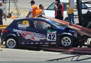 برخورد خودروی مسابقه با عکاس و فیلمبردار