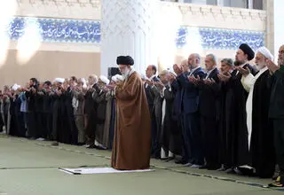 نماز عید فطر به امامت مقام معظم رهبری اقامه شد