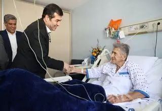 عیادت وزیر ورزش از مدافع سابق فوتبال ایران