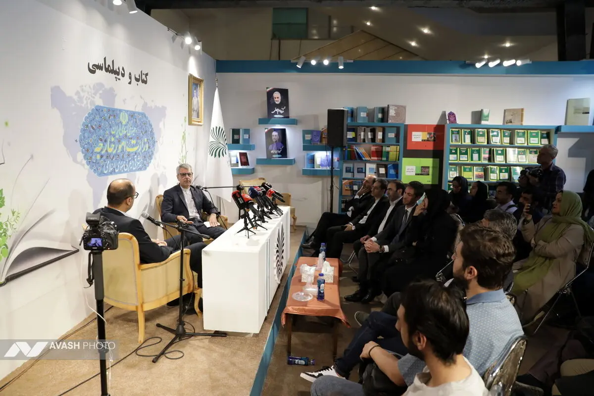 حضور اسماعیل بقایی در نمایشگاه کتاب تهران