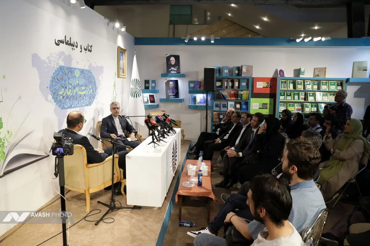 حضور اسماعیل بقایی در نمایشگاه کتاب تهران