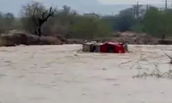 فیلم بلعیده شدن یک خودرو با راننده اش در سیل پارسیان هرمزگان