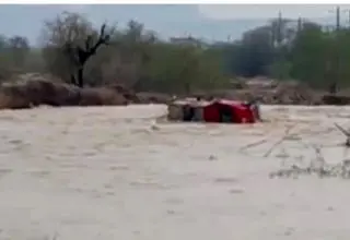 فیلم بلعیده شدن یک خودرو با راننده اش در سیل پارسیان هرمزگان