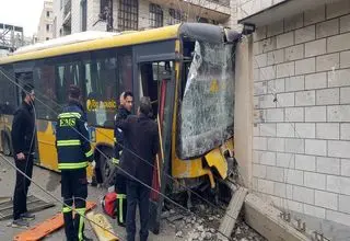 برخورد یک اتوبوس با دیوار در بزرگراه ستاری تهران