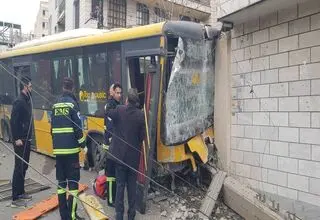 برخورد یک اتوبوس با دیوار در بزرگراه ستاری تهران