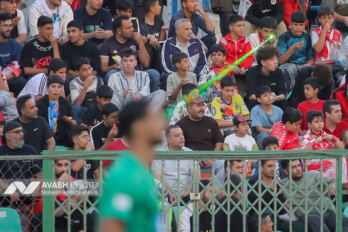 دیدار تیم های فوتبال پرسپولیس تهران و صنعت نفت آبادان