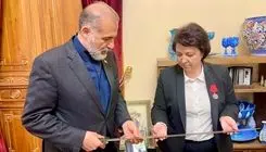 اهدای شمشیر به سفیر ایران  +  عکس 