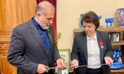 اهدای شمشیر به سفیر ایران  +  عکس 