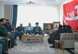 دیدار وزیر دفاع با خانواده شهیدان رشید و محرابی