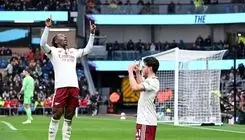 ستاره قرمزها گلش را به عمه‌اش تقدیم کرد