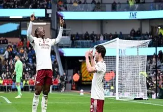 ستاره قرمزها گلش را به عمه‌اش تقدیم کرد