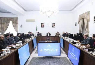 عارف: فاصله گرفتن نسل جوان از ارزش ها قابل حل است
