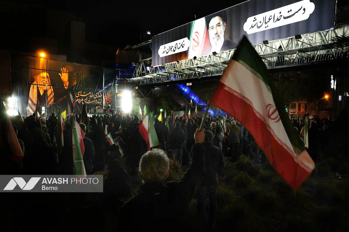 تجمع شبانه مردم در حمایت از مدافعان وطن