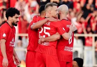 تراکتور صدرنشین شد