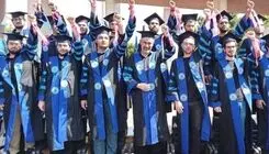 همراهی وزیر اقتصاد با دانشجویان دانشگاه صنعتی شریف در مراسم تشییع رهبری