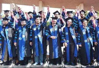 همراهی وزیر اقتصاد با دانشجویان دانشگاه صنعتی شریف در مراسم تشییع رهبری