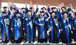 همراهی وزیر اقتصاد با دانشجویان دانشگاه صنعتی شریف در مراسم تشییع رهبری