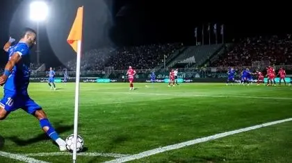 چمن افتضاح اراک؛ زمینی که در حد یک بازی بزرگ نیست