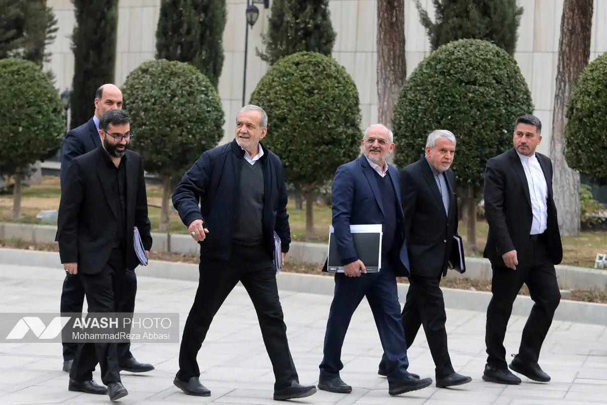 اعضای هیأت دولت در جمع خبرنگاران