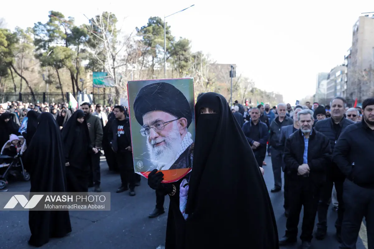 تجمع سوگواران رهبر شهید انقلاب در میدان انقلاب تهران