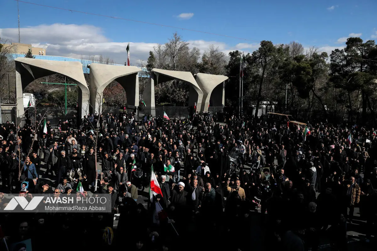 تجمع سوگواران رهبر شهید انقلاب در میدان انقلاب تهران