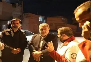 بازدید رئیس شورای اطلاع‌رسانی دولت از منازل آسیب‌دیده قم