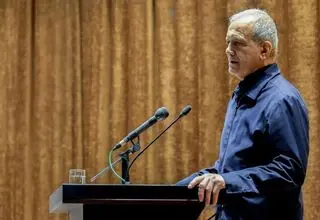 رئیس جمهور: سرمایه گذاری در حوزه راه آهن راهکار کاهش مصرف بنزین است