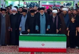 «اللهم انا لا نعلم منه الا خیرا» فرزند رهبر انقلاب هنگام اقامه نماز بر پیکر پدر/ فیلم