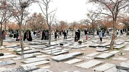 عصر تلخی که به جز خاطره ای قرمز نیست / روایتی از بهشت زهرا یک هفته پس از آن روزها که از آسمان بر سر ایران خون بارید