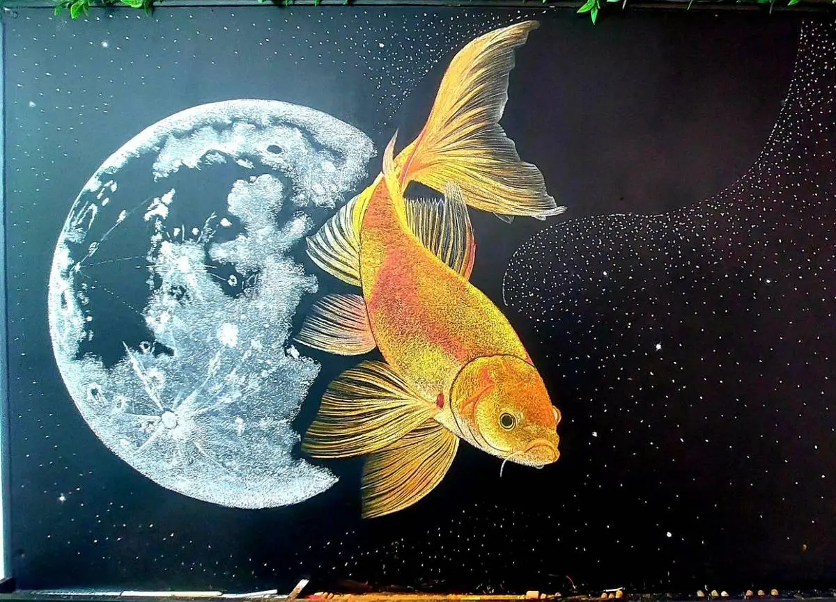 هنرمندی که با گچ و تخته نقاشی میکند