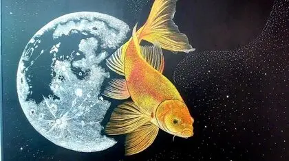 هنرمندی که با گچ و تخته نقاشی می‌کند