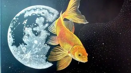 هنرمندی که با گچ و تخته نقاشی می‌کند