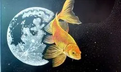 هنرمندی که با گچ و تخته معلمی می‌کند