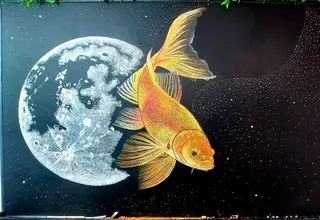 هنرمندی که با گچ و تخته نقاشی می‌کند