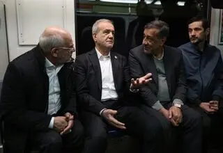 مسعود پزشکیان با مترو به راهپیمایی رفت 