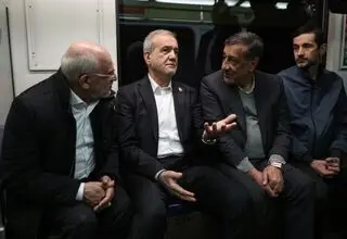 مسعود پزشکیان با مترو به راهپیمایی رفت 