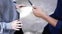 صحنه زورگیری خشن از یک زن داخل ماشین 