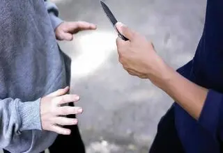 صحنه زورگیری خشن از یک زن داخل ماشین 