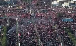 فیلم اقامه نماز بر پیکر رهبر شهید + ببینید 