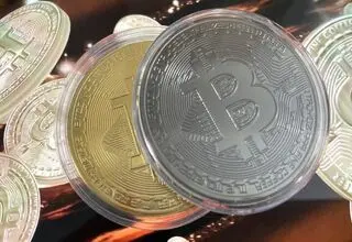 کاهش قیمت بیت‌کوین در معاملات ۱۷ دی؛ جدول نرخ سایر رمزارزها