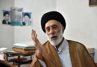 بوسه هادی خامنه‌ای، برادر رهبر شهید انقلاب بر تابوت ایشان + ببینید 