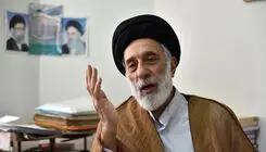 بوسه هادی خامنه‌ای، برادر رهبر شهید انقلاب بر تابوت ایشان + ببینید 