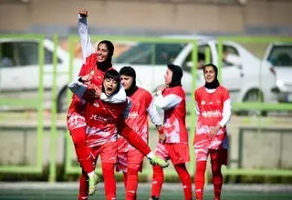 لیگ فوتبال بانوان بر سر دو راهی