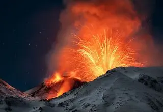 فوران تماشایی آتش فشان/ ببینید